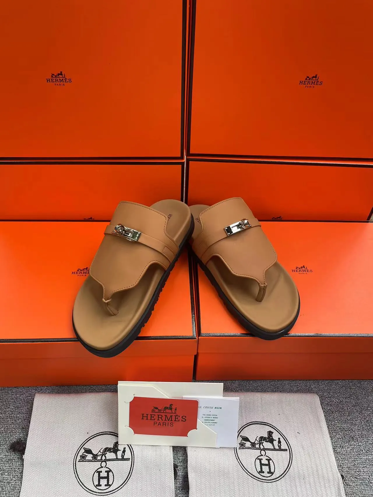👟👟Ex-factory price 480👟👟, H HERMES is the same style for men and women, the couple's second uncle shoes that have become very popular recently - sandals, paired with various colorful socks, very trendy ✅Upper: imported mixed sheepskin and deerskin ✅Inner: imported mixed sheepskin ✅Outsole: Tpu non-slip and wear-resistant outsole ✅Size: women's 35-42. Male 38-46